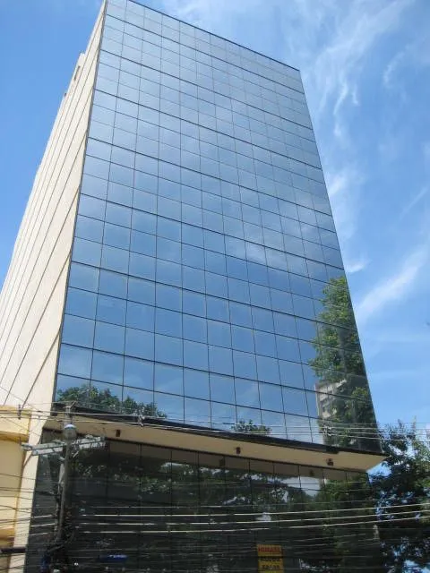 Fachada do prédio onde fica a clínica, no centro de Duque de Caxias