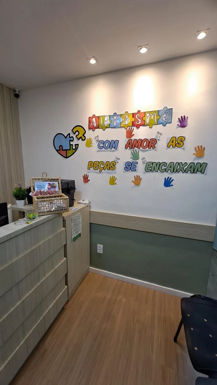 Mural na recepção: com amor, as peças se encaixam