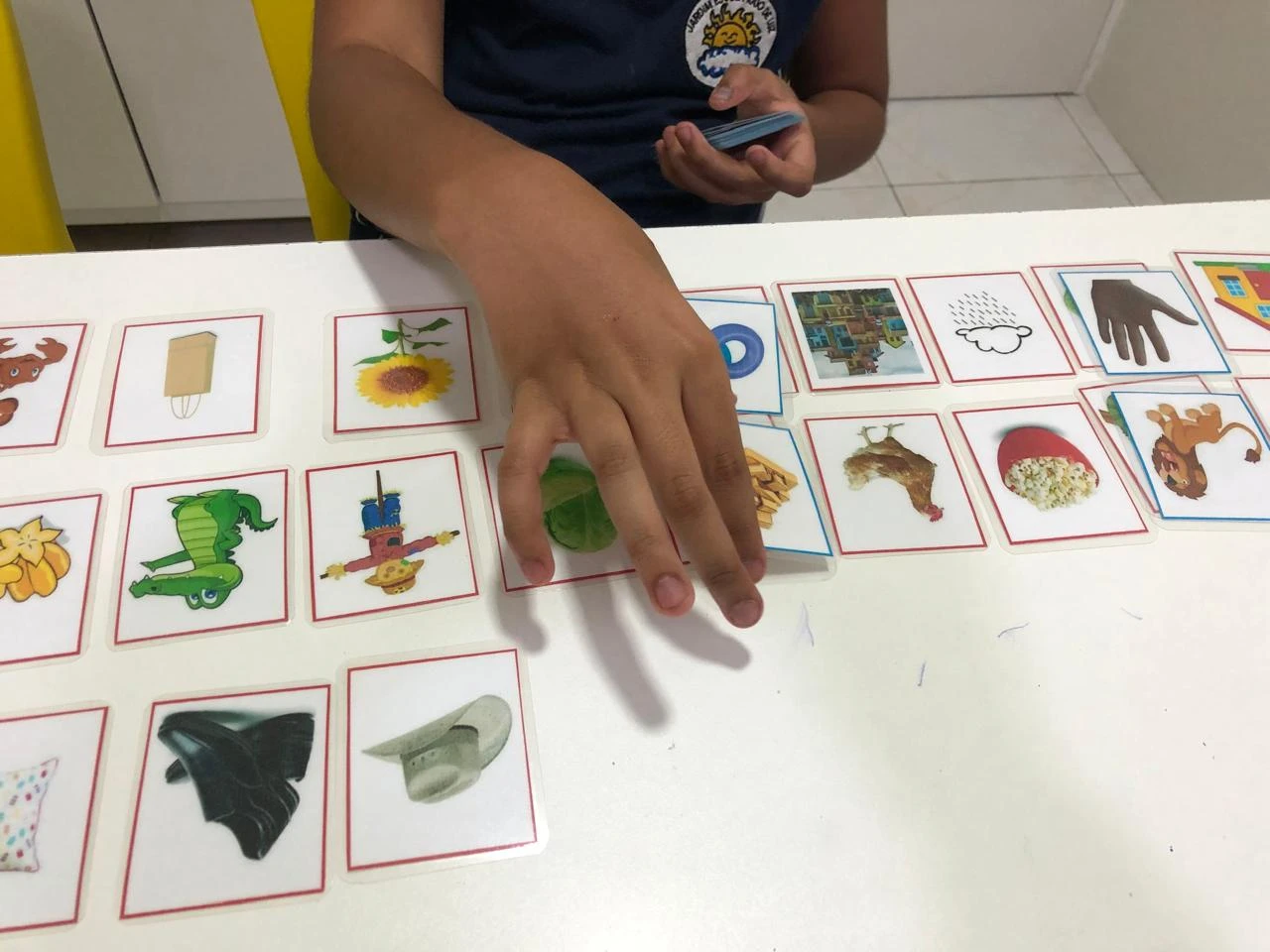 Atividade terapêutica com cartões fonológicos