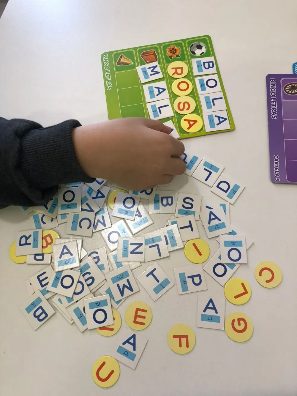 Atividade de alfabetização com bingo de letras